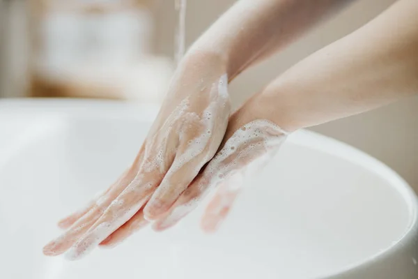 Gros Plan Une Femme Lavant Les Mains Dans Salle Bain — Photo