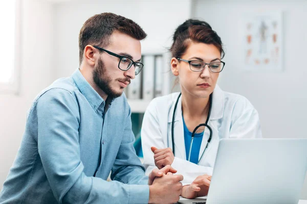 Jovem Estagiário Laboratório Hospitalar Falha Tarefa Recebe Feedback — Fotografia de Stock