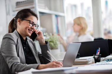 Ofiste çalışan meslektaşlar.