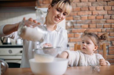 Anne ve kızı onların mutfakta kurabiye