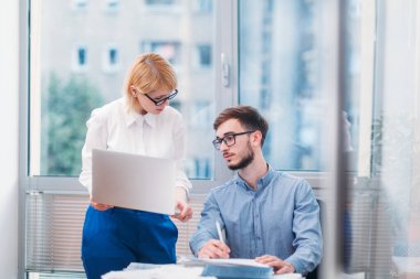 Ofiste gelişmeleri izleyen iki meslektaşım var.