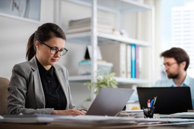 Ofiste çalışan meslektaşlar.