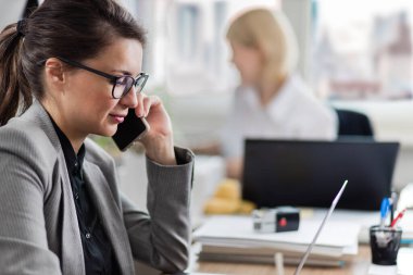 Ofiste çalışan meslektaşlar.