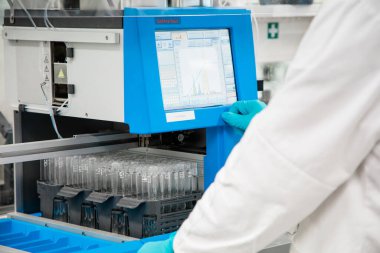 Coronavirus enfeksiyonu için hastaların biyolojik örneklerinin analizi için tüpler hazırlanıyor. Covid-19 salgın laboratuvar teşhisi.