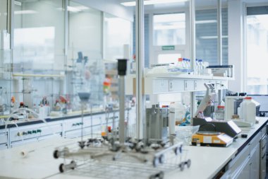 Coronavirus aşısı araştırması için modern kimya laboratuvarında yoğun bir masa. Laboratuvarda bilimsel bir deney yürütülüyor..