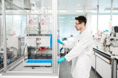 Kimyager, kovid 19 'u önlemek için koronavirüs aşısı üzerinde araştırma yapıyor. Modern bir tıp laboratuvarında kendini işine adamış bir bilim adamı..