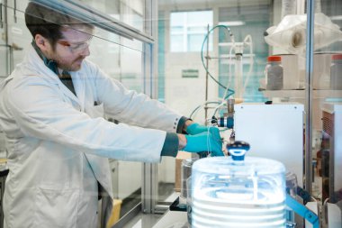 Kimyager, kovid 19 'u önlemek için koronavirüs aşısı üzerinde araştırma yapıyor. Modern bir tıp laboratuvarında kendini işine adamış bir bilim adamı..
