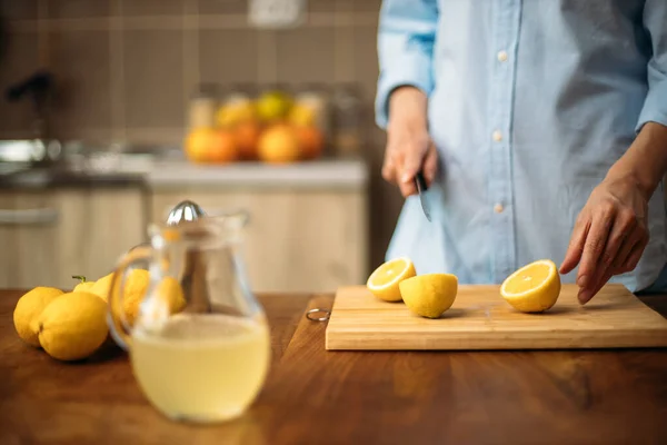 Mujer Joven Cortando Limón Cocina — Foto de Stock