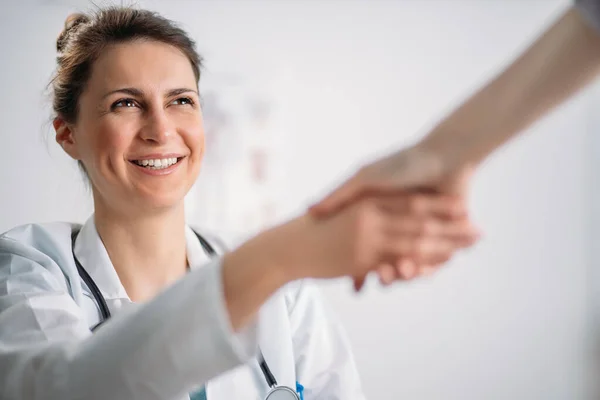 Жінка Лікар Потискає Руки Пацієнтом Клініці — стокове фото