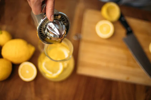 Top Shot Una Mujer Preparando Limonada Una Mesa Madera — Foto de Stock