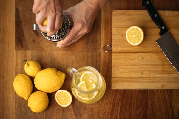 Top Shot Una Mujer Preparando Limonada Una Mesa Madera — Foto de Stock