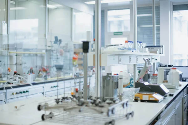Escritorio Ocupado Moderno Laboratorio Química Preparado Para Investigación Vacunas Contra — Foto de Stock