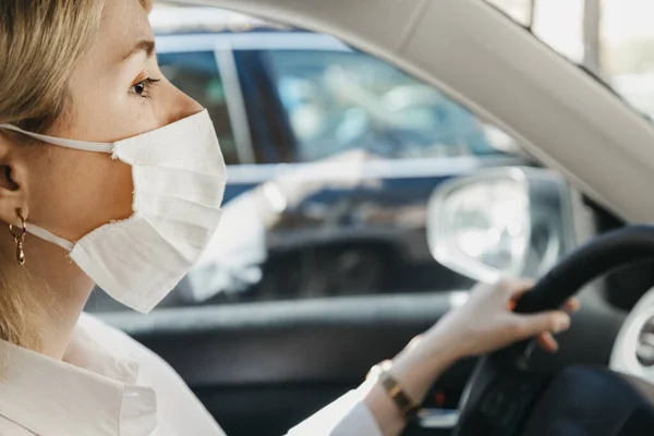 Young Woman Wearing Protective Face Mask While Driving Car Protection — Stock Photo, Image