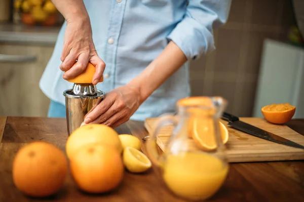 Mujer Joven Haciendo Jugo Naranjas Frescas Casa — Foto de Stock