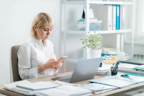 Junge Geschäftsfrau Textet Büro Auf Smartphone — Stockfoto