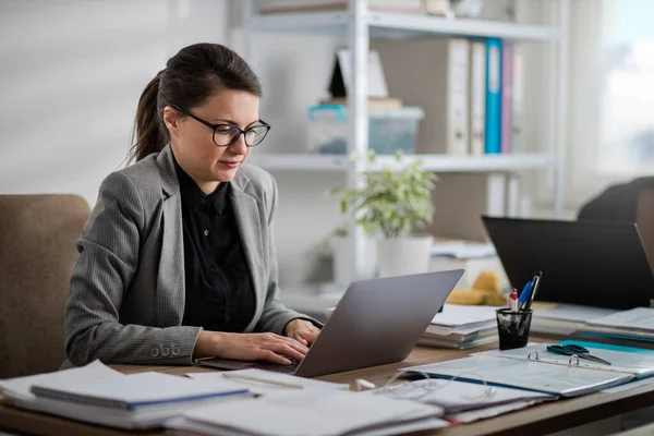 Femme Bureau Travaillant Sur Ordinateur — Photo