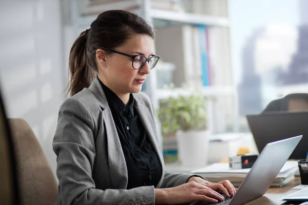 Femme Bureau Travaillant Sur Ordinateur — Photo