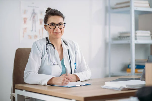 Médica Posando Clínica — Fotografia de Stock