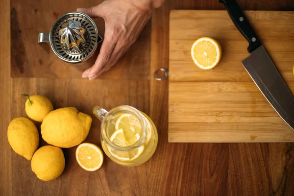 Top Shot Una Mujer Preparando Limonada Una Mesa Madera — Foto de Stock