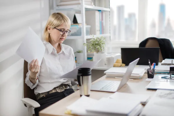 Frau Büro Arbeitet Computer — Stockfoto