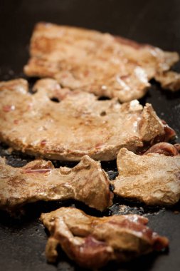 Izgarada karaciğer bifteği yakın çekim