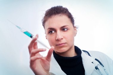 Kadın doktor bir virüs için aşı test ediyor.