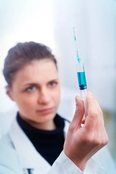 Médecin Féminin Testant Vaccin Contre Virus — Photo