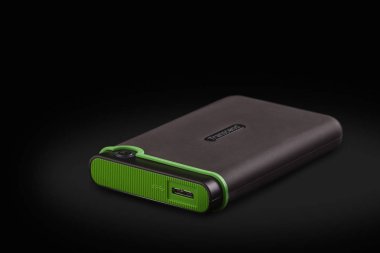 siyah bir arka plan üzerinde harici sabit disk