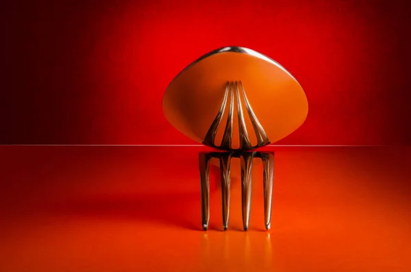 红色背景的叉子和勺子 — 图库照片