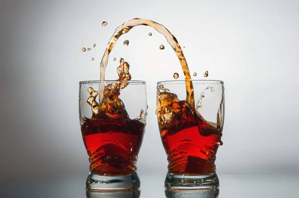 Uma Bebida Que Despeja Copo Copo — Fotografia de Stock