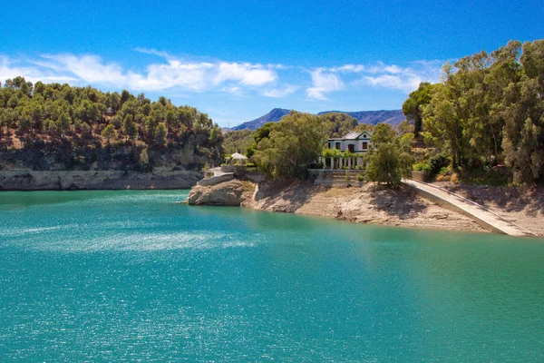 Göl evi, turkuaz yeşil su ile göl üzerinde büyük güzel görünüm