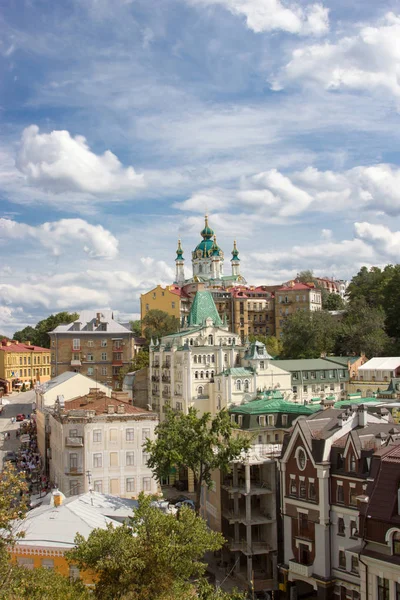 Rastrelli tarafından Barok Ünlü St Andrew Kilisesi görünümü, Kiev, Andriyivskyy Descent Ukrayna, gündüz, mavi gökyüzüne karşı. 