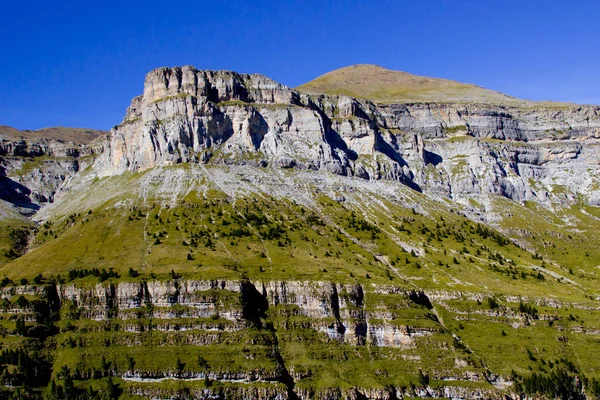 Mavi gökyüzüne karşı gündüz Yüksek İrtifa Zirveleri Nice Aerial Mountain View, hiçbir bulutlar, gri kaya büyük. Ulusal Park, Cantabria, İspanya