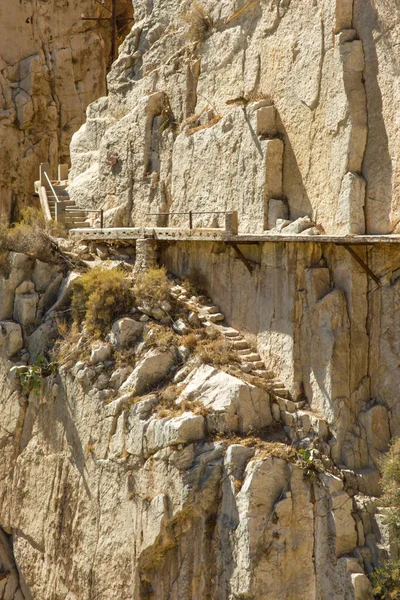 Sarı dağ taş duvar paslı kelepçeler, El Camino del Rey, 