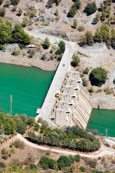 Bu dum ve beyaz araba ile Hidroelektrik Santrali