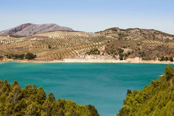 Güzel manzara El Chorro Lake turkuaz yeşil su ile