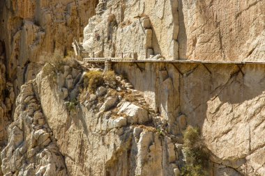 Paslı kelepçeler, El Camino del Rey, Malaga ile sarı taş duvar, 