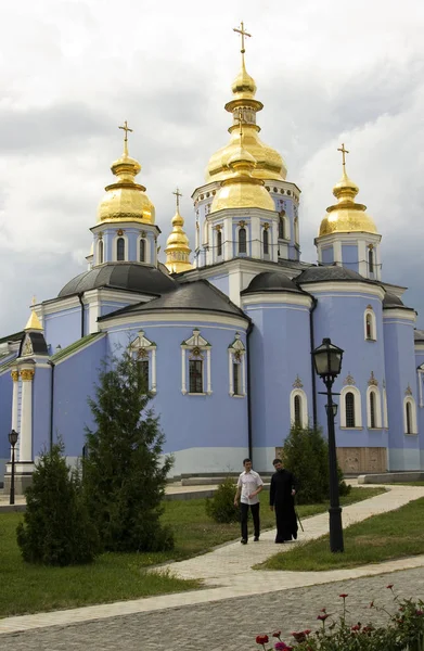 Mikhailovsky Manastırı, rahip ve bir adam, Kiev Ukrayna
