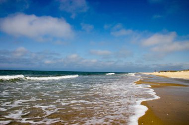 Arka plan deniz kenarında gündüz masmavi gökyüzü ve bulutlar