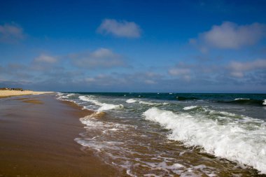 Deniz kenarında gündüz masmavi gökyüzü ve bulutlar