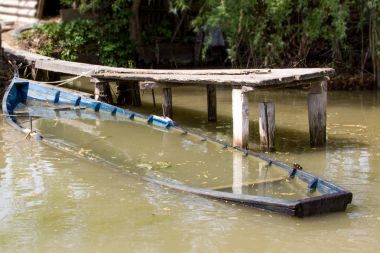 Tekne tatlı su Nehri pier yakınındaki boğuldu