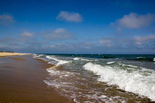 Deniz kenarında gündüz masmavi gökyüzü ve bulutlar
