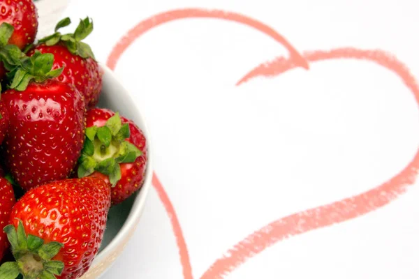Arka plan beyaz çilek ve kalp