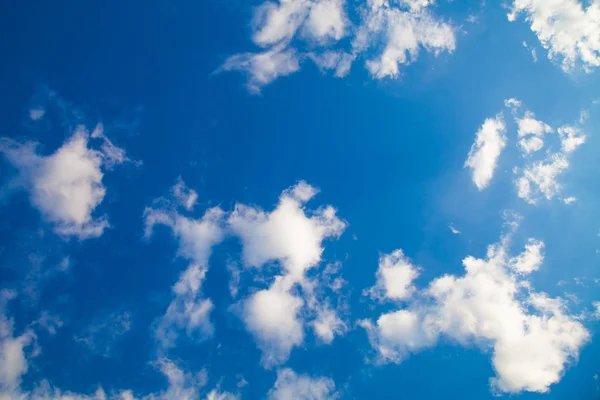 Mavi gökyüzü ve bakış beyaz bulutlar