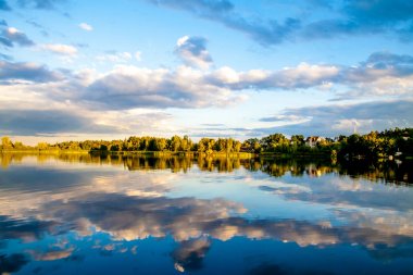 Yaz günbatımı gökyüzü ve bulutlar suya yansıma evining
