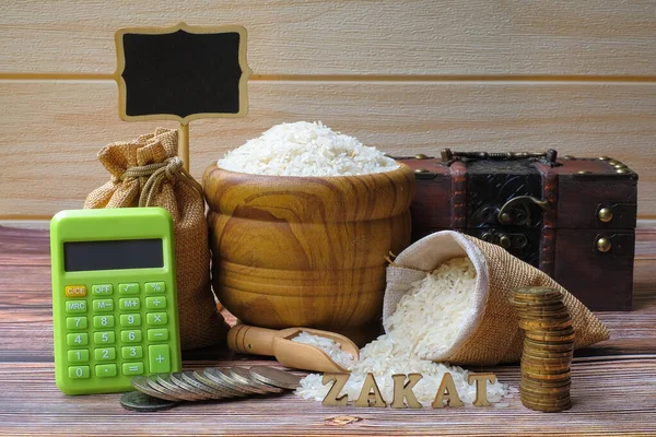 Geceleri çuvalda pirinç, hesap makinesi, tespih ve gaz lambasıyla birlikte para. Zeka kavramı. Zekat, zenginlerden fakire pay edilmesidir..
