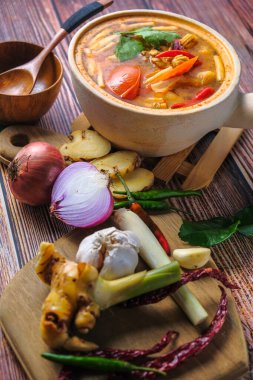 Baharatlı Tayland çorbası Tom Yum Ahşap arka planda malzemelerle