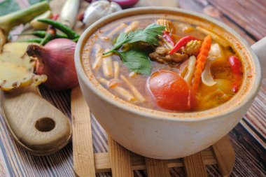 Baharatlı Tayland çorbası Tom Yum Ahşap arka planda malzemelerle