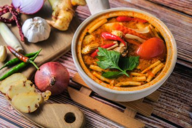 Baharatlı Tayland çorbası Tom Yum Ahşap arka planda malzemelerle