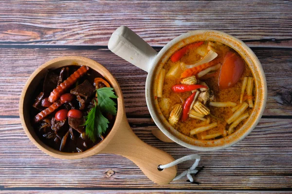 Spicy Thai Soup Tom Yum Claypot Black Pepper Meat Wooden — Stock Photo, Image
